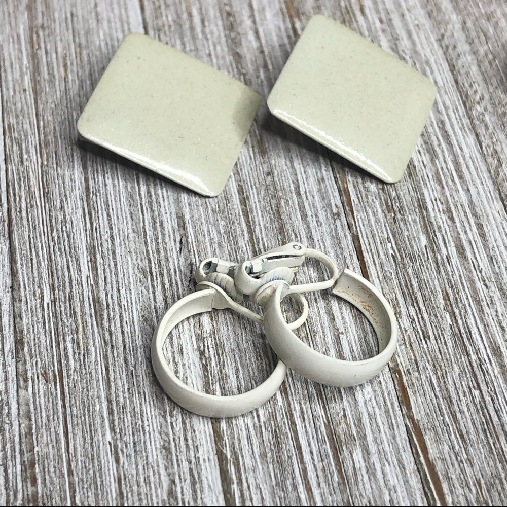 Vintage Metal and Enamel Lightweight Clip-on Earrings - Picture 4 of 7